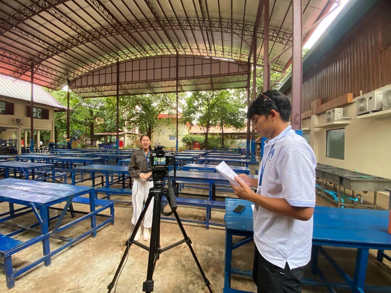 Paul interview quelqu'un dans la cantine à PSE avec sa caméra