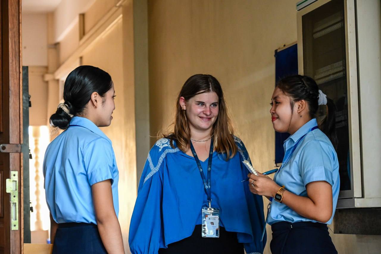 Portrait de Philippine avec deux étudiantes de l'école de gestion et vente de PSE