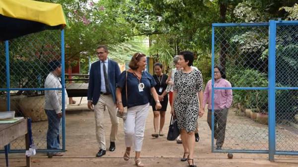 L'Ambassadrice de France au Cambodge, accompagnée de l'équipe PSE au Cambodge