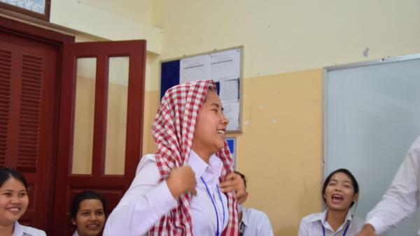 Une jeune de PSE en classe avec un krama sur la tête