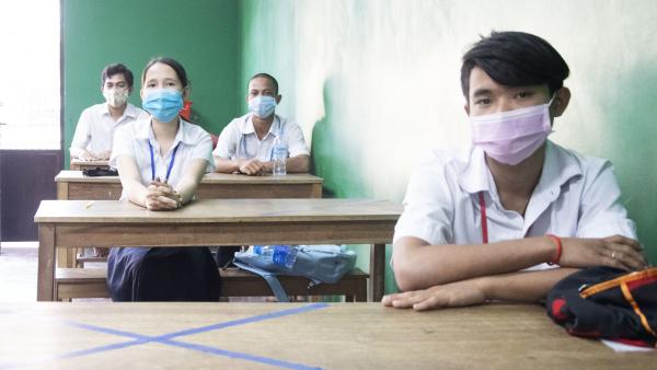 En classe, les élèves portent le masque et respectent la distanciation physique