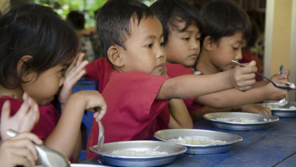 Des enfants des garderies de PSE mangent un repas équilibré et adapté à leurs besoins nutritionnels