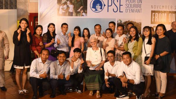 Marie-France entourée d'alumni de PSE lors de l'exposition photo