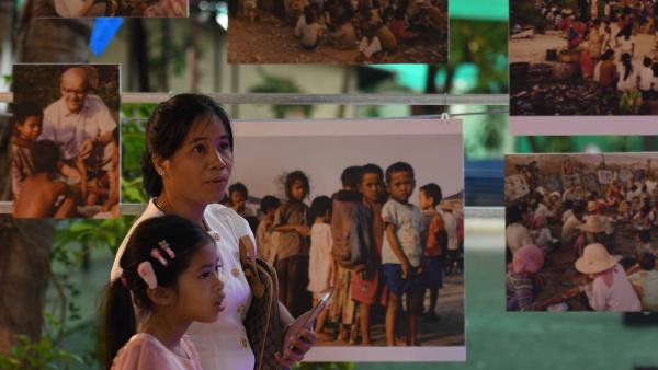 Une mère et sa fille regarde les photos de l'exposition à PSE