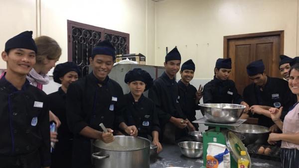 Camille en cuisine avec les étudiants de l'école d'hôtellerie de PSE