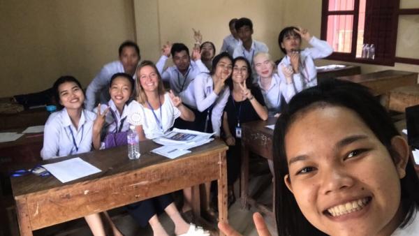 Camille en classe avec les élèves de l'école d'hôtellerie de PSE