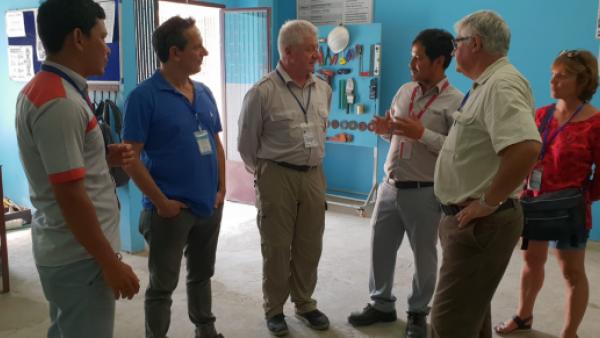 François au Cambodge avec l'équipe de l'école des métiers du bâtiment de PSE
