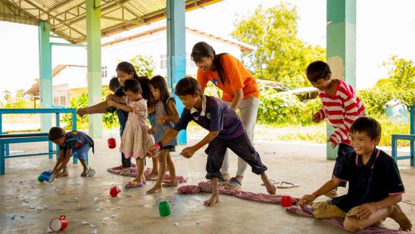 Jeu organisé par les moniteurs européens et khmers pour les enfants
