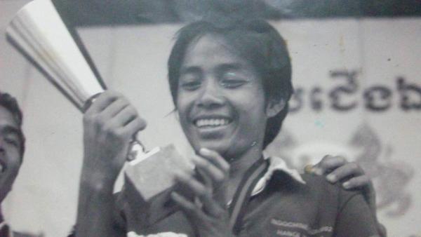Leng holding a trophee