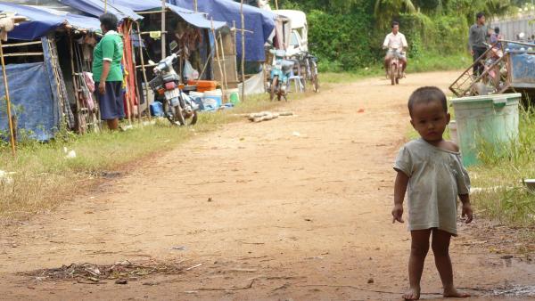 Un enfant dans un quartier pauvre de Phnom Penh
