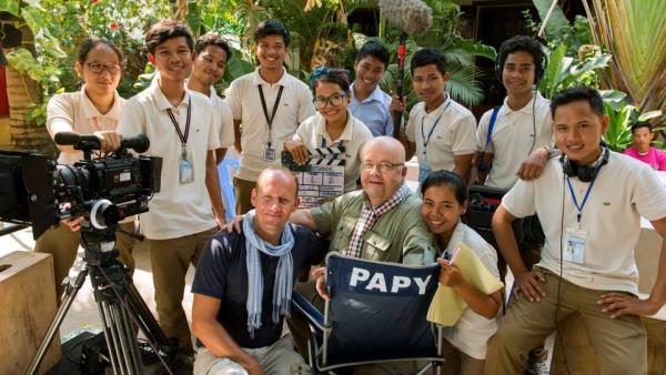 Papy and director Xavier de Lauzanne, surrounded by film school students