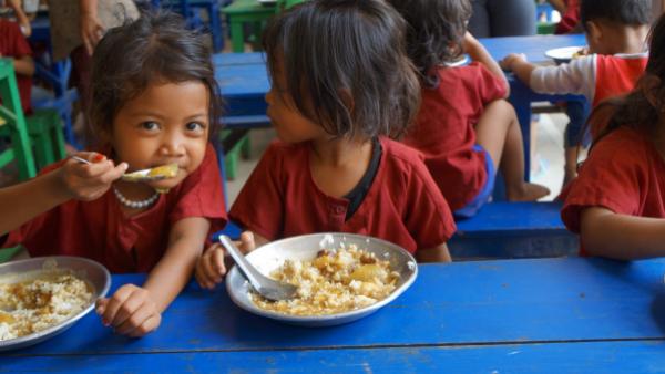 Two little girls eating in the PSE canteen