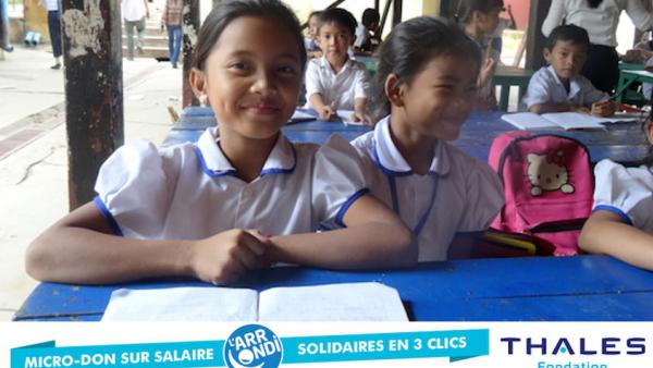Deux petites écolières de PSE en train de sourire