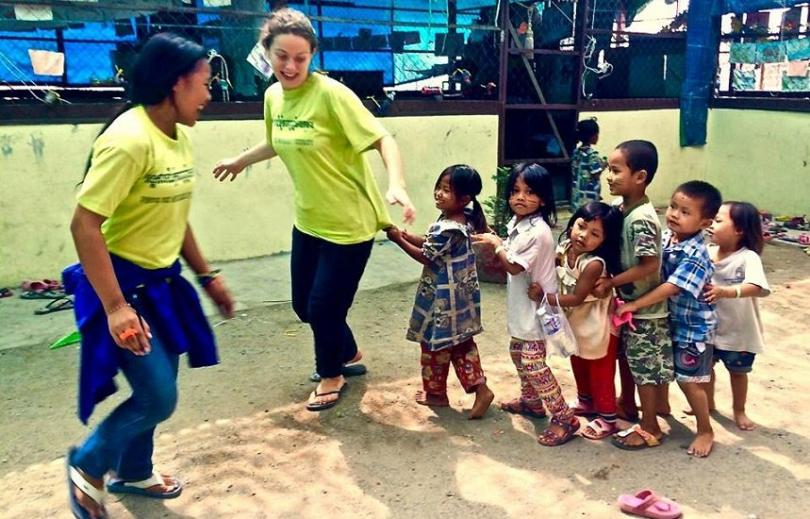 Une monitrice khmère et une monitrice européenne animent une activité avec des enfants