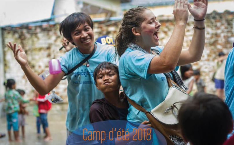 Des volontaires cambodgiens et européens et un enfant de PSE pendant une activité ludique