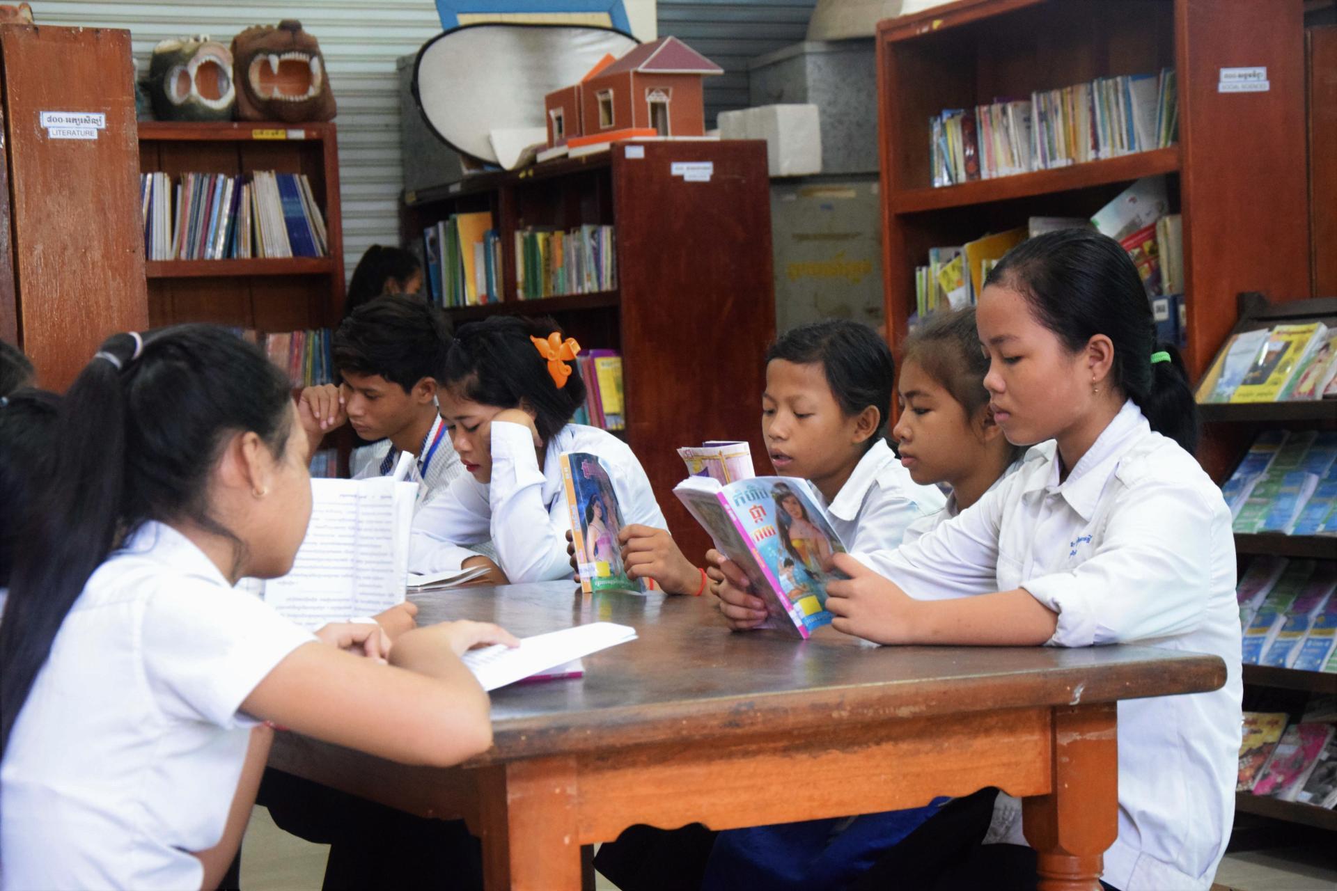 Des enfants en train de lire dans la bibliothèque de PSE