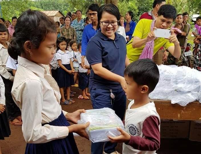 Leakhéna distribue du matériel scolaire aux enfants pris en charge par PSE