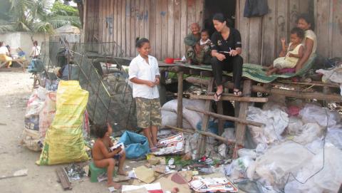 Sokunthea, assistante sociale, fait un bilan de la situation d'une famille Sokunthea, assistante sociale, fait un bilan de la situation d'une famille