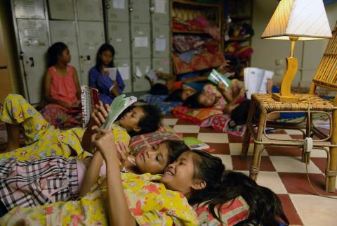 Des fillettes du pensionnat en train de lire dans leur chambre Des fillettes du pensionnat en train de lire dans leur chambre