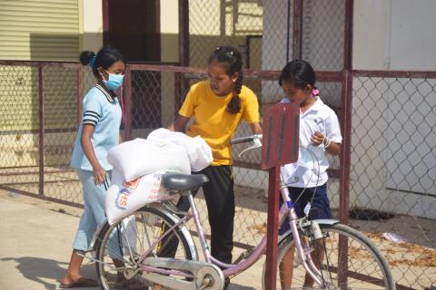 April 3: Distributed 32 tons of rice to 1,137 families