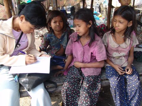 Un assistant social enquête sur la situation de trois petites filles Un assistant social enquête sur la situation de trois petites filles