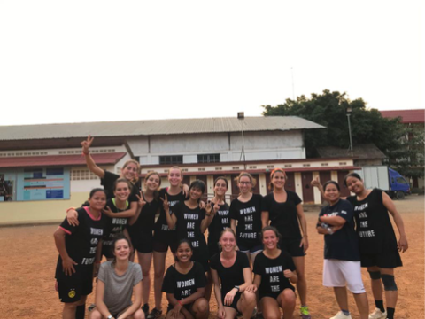 Marie entourée de son équipe de foot