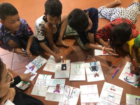 Des enfants font un jeux d'assemblage d'images