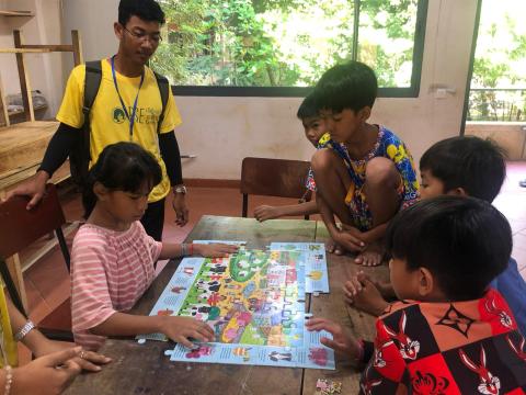Des enfants font un puzzle