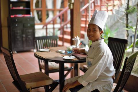 Portrait de Pissey au Lotus Blanc, le restaurant d'application de PSE, où elle est désormais enseignante Portrait de Pissey au Lotus Blanc, le restaurant d'application de PSE, où elle est désormais enseignante