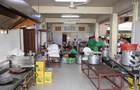Dans les cuisines de la cantine PSE La grande machine qu'est la cantine de PSE
