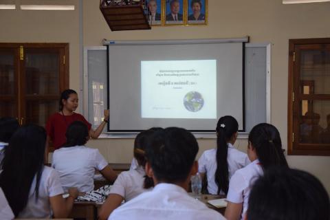 Des étudiants en salle de classe, regardant une présentation