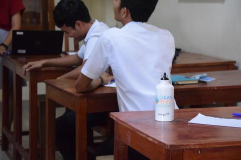Une gourde réutilisable sur la table d'un étudiant