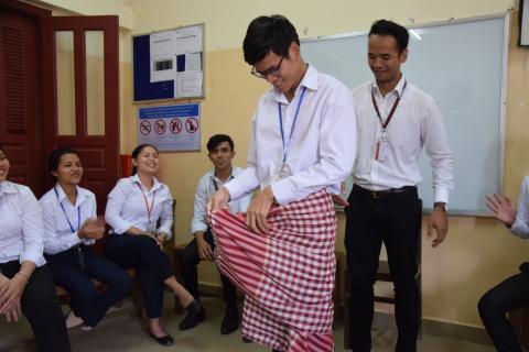Un étudiant et son professeur en train de faire un exercice