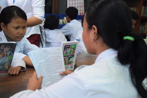 Une jeune fille en train de lire un livre dans la bibliothèque de PSE