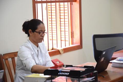 Sopheap a son bureau en train de travailler