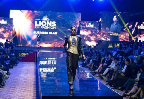 Sreypov en train de défiler lors de la Lions of Fashion Sreypov en train de défiler